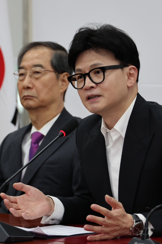 한동훈 국민의힘 대표가 3일 오후 서울 여의도 국회에서 한덕수(왼쪽) 국무총리를 접견하며 의정갈등 해결 방안 등을 논의하고 있다.<연합뉴스 사진>